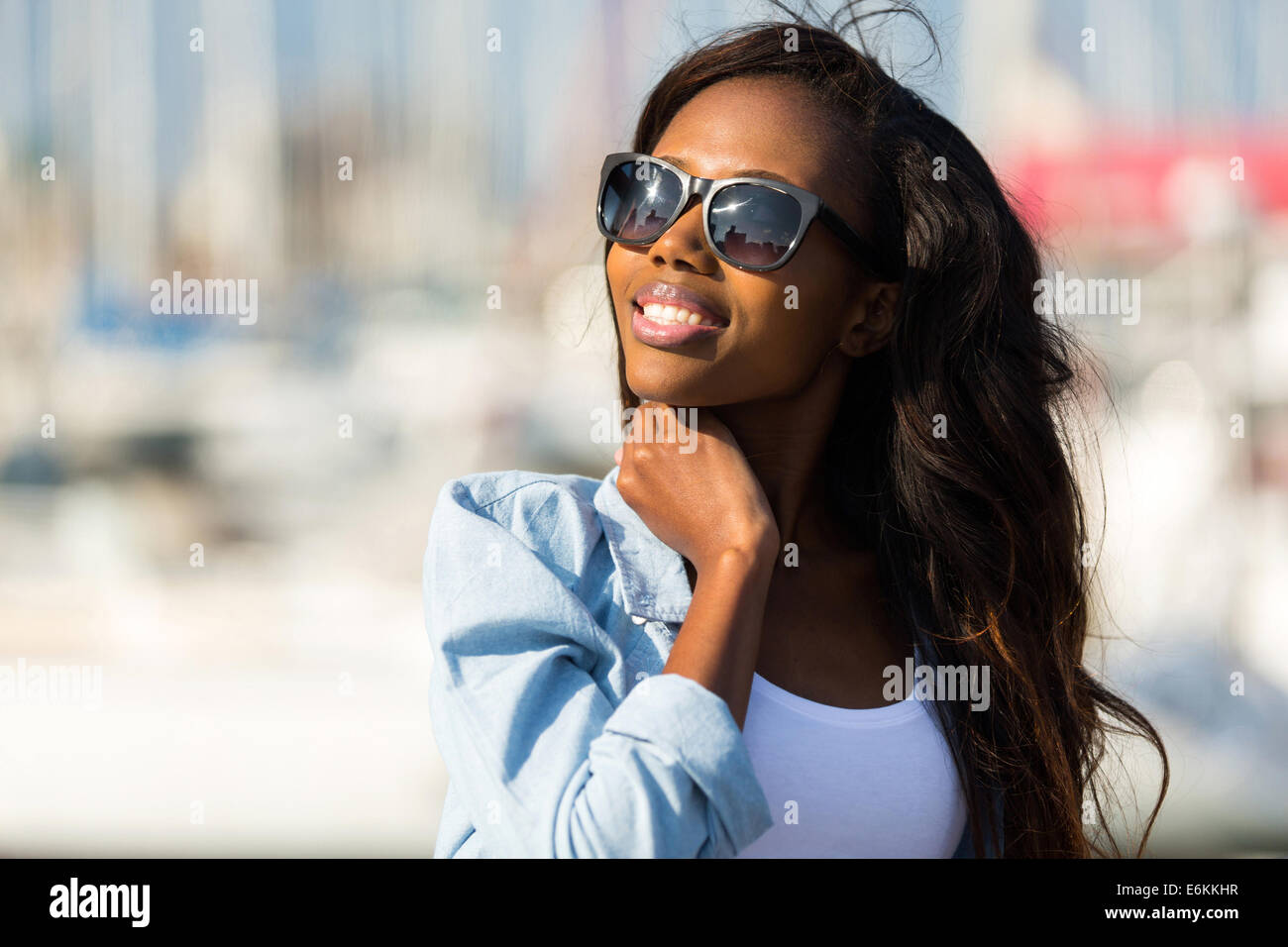 Bella giovane donna africana indossando occhiali da sole Foto Stock