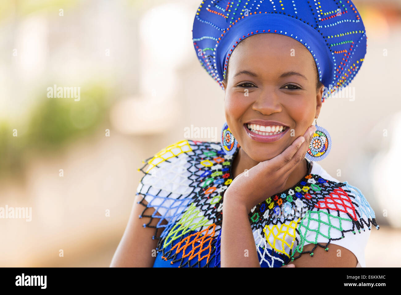 Close up ritratto di carino donna sudafricana all'aperto Foto Stock