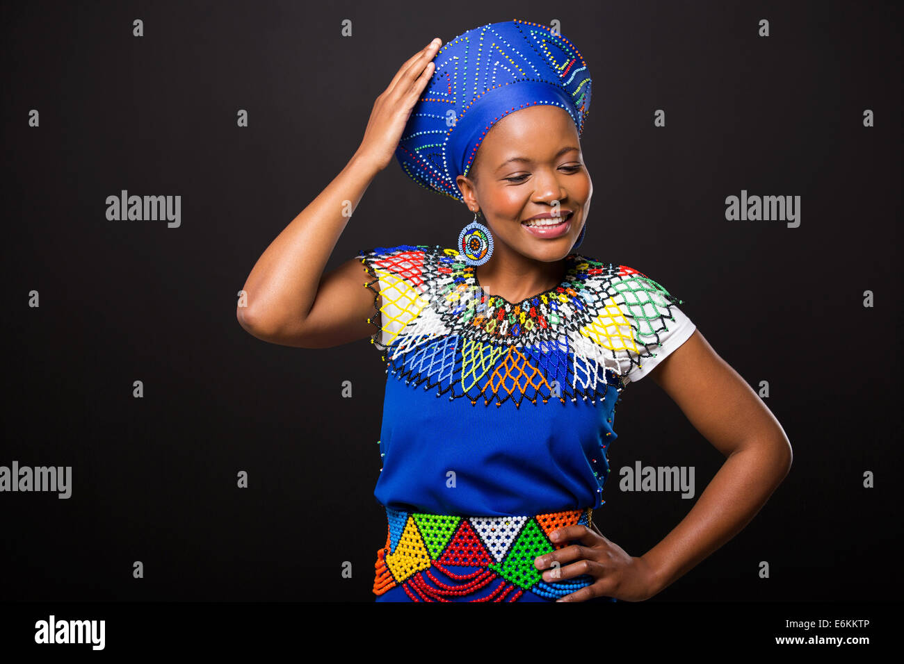 Moda africana donna che indossa abiti tradizionali Foto Stock