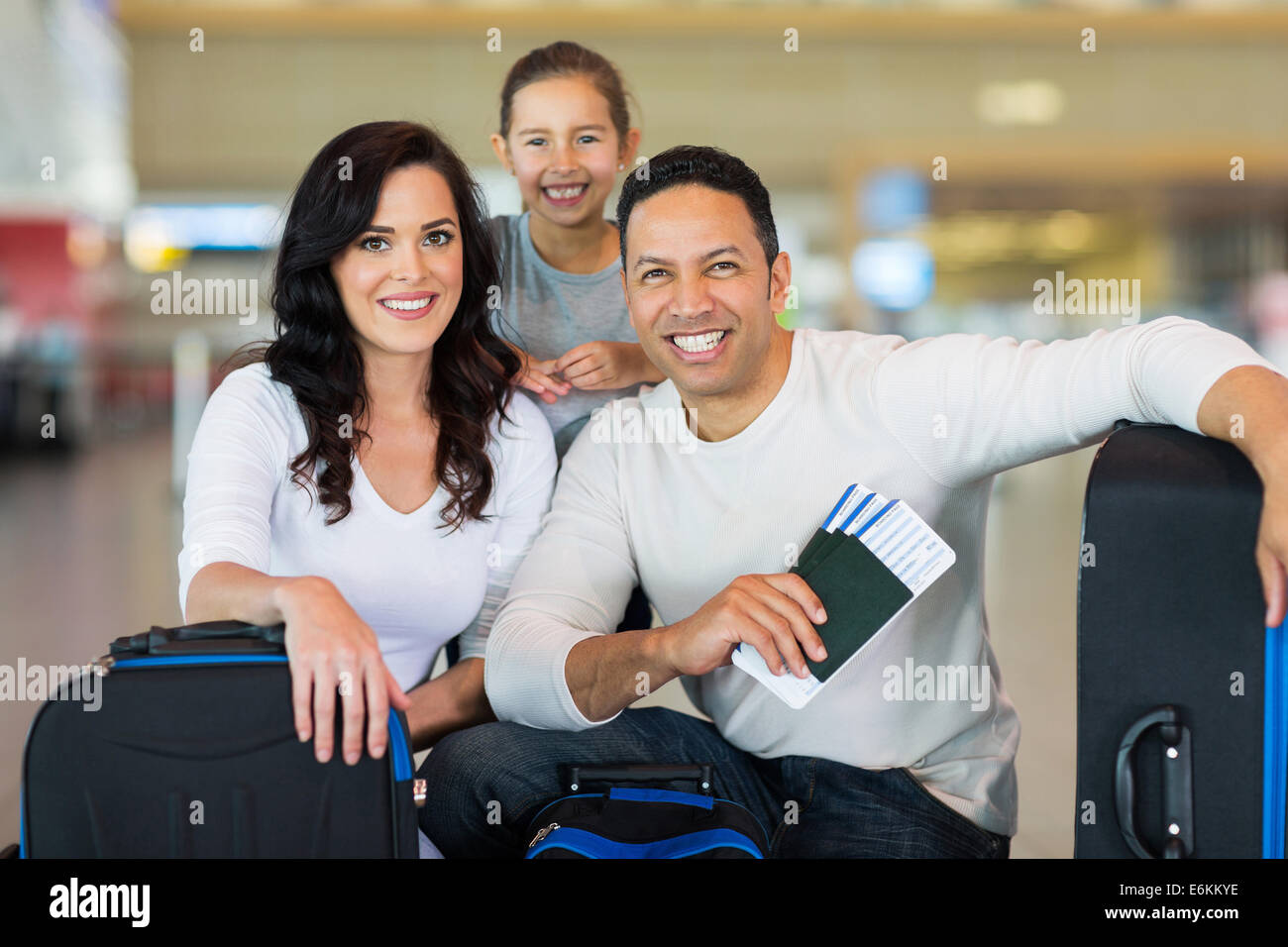 Bella famiglia all'aeroporto prima dell'imbarco Foto Stock