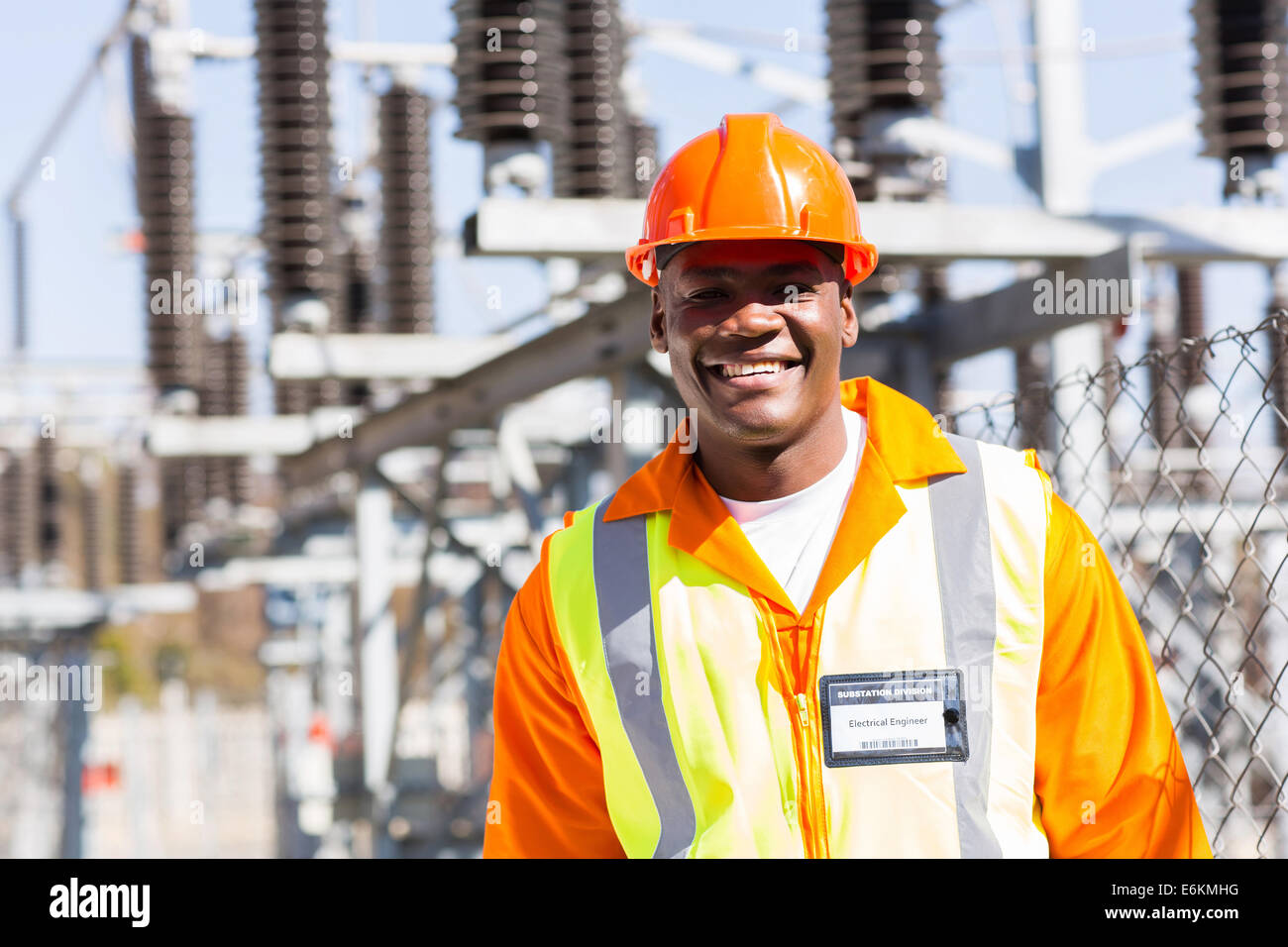 Bel giovane africano ingegnere elettrico in corrispondenza di sottostazione Foto Stock