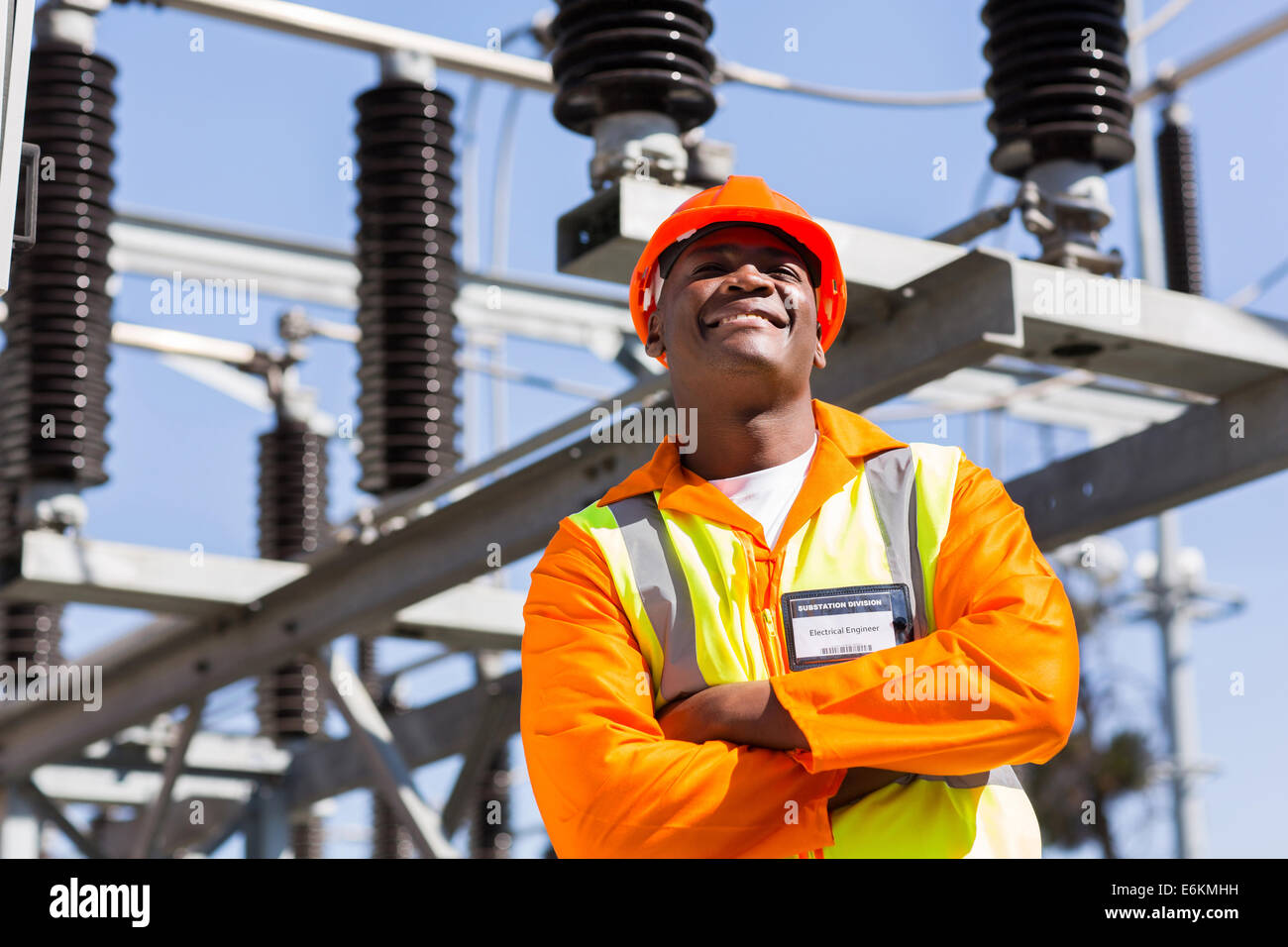 African ingegnere elettrico con le braccia incrociate in energia elettrica impianto di alimentazione Foto Stock