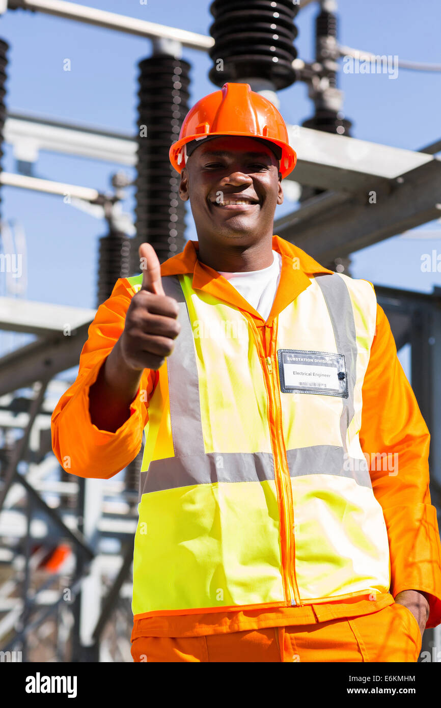 Felice africana di ingegnere elettrico dando pollice in alto Foto Stock