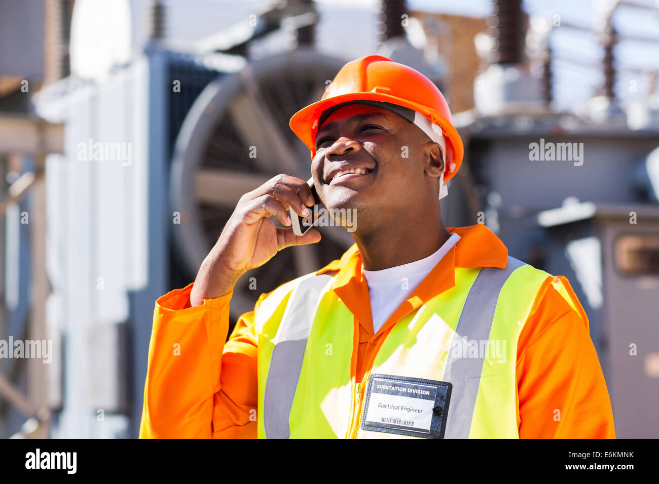 Afro American ingegnere elettrico parlando su smart phone in energia elettrica impianto di alimentazione Foto Stock