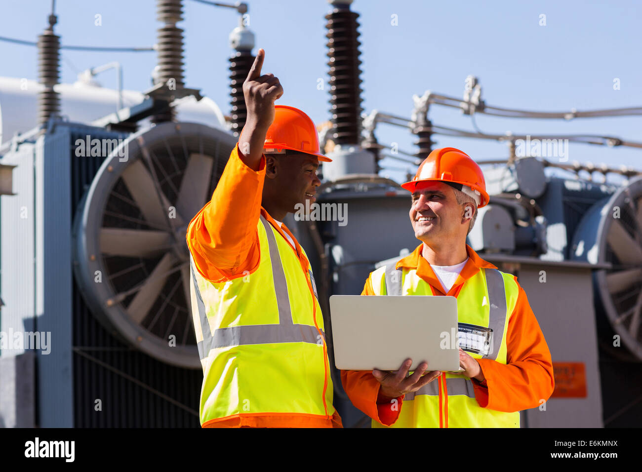 Lavoratori tecnico per discutere il lavoro alla sottostazione elettrica Foto Stock