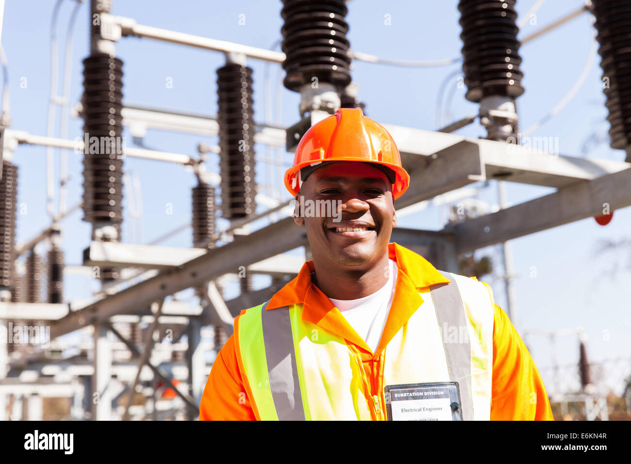 Ritratto di sorridere African ingegnere elettrico Foto Stock