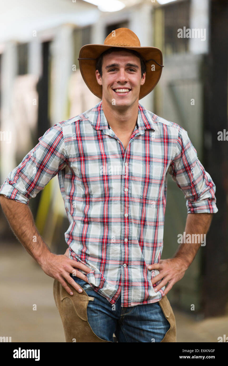 Ritratto di American cowboy standing in maneggio Foto Stock