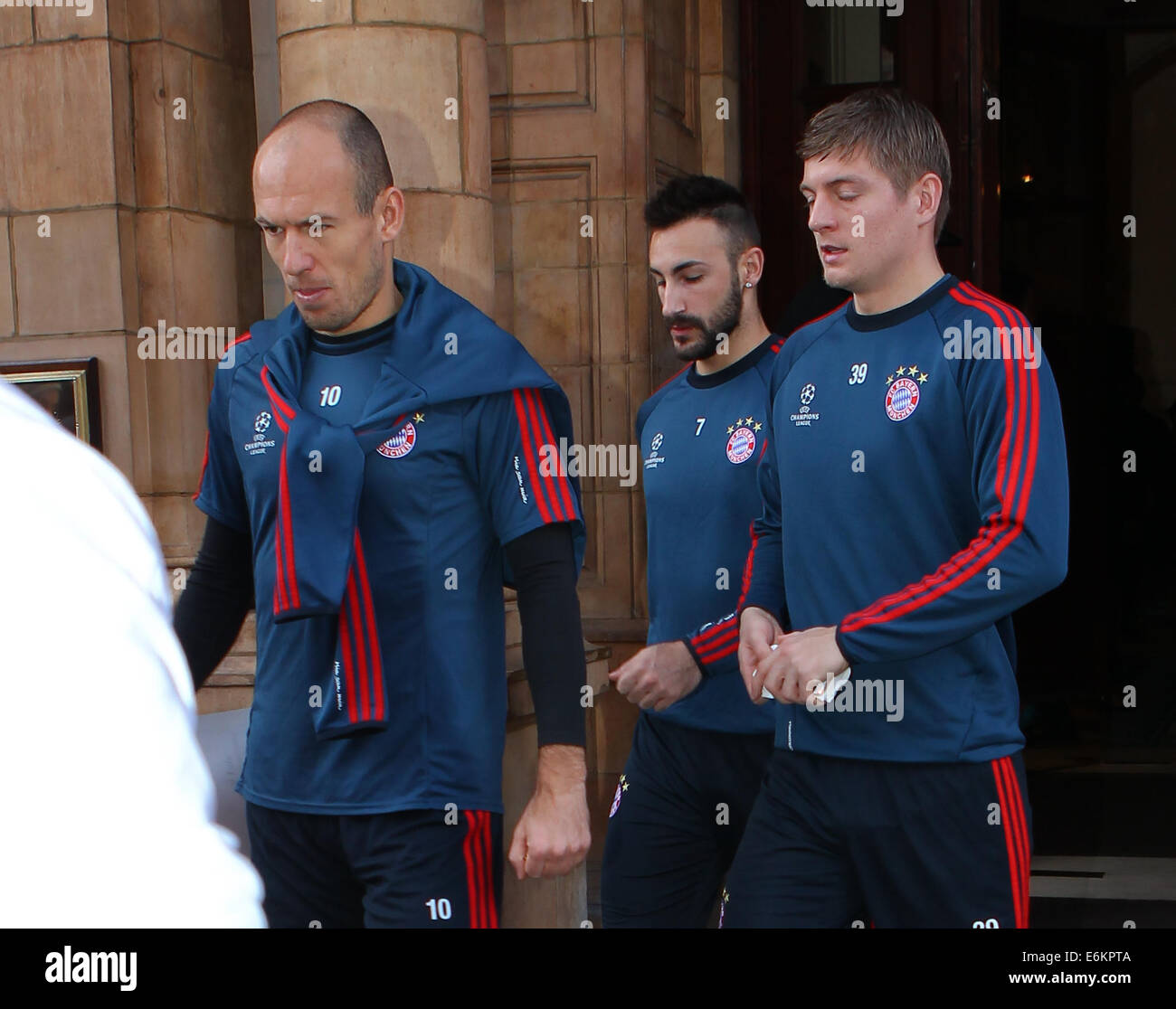 FC Bayern Monaco di Baviera lasciare il loro hotel di Londra per una sessione di formazione a QPR's Loftus Road Stadium prima di stasera in Champions League contro l'Arsenal con: Arjan Robben,Toni Kroos,Diego Contento dove: Londra, Regno Unito quando: 19 Feb 2014 Foto Stock