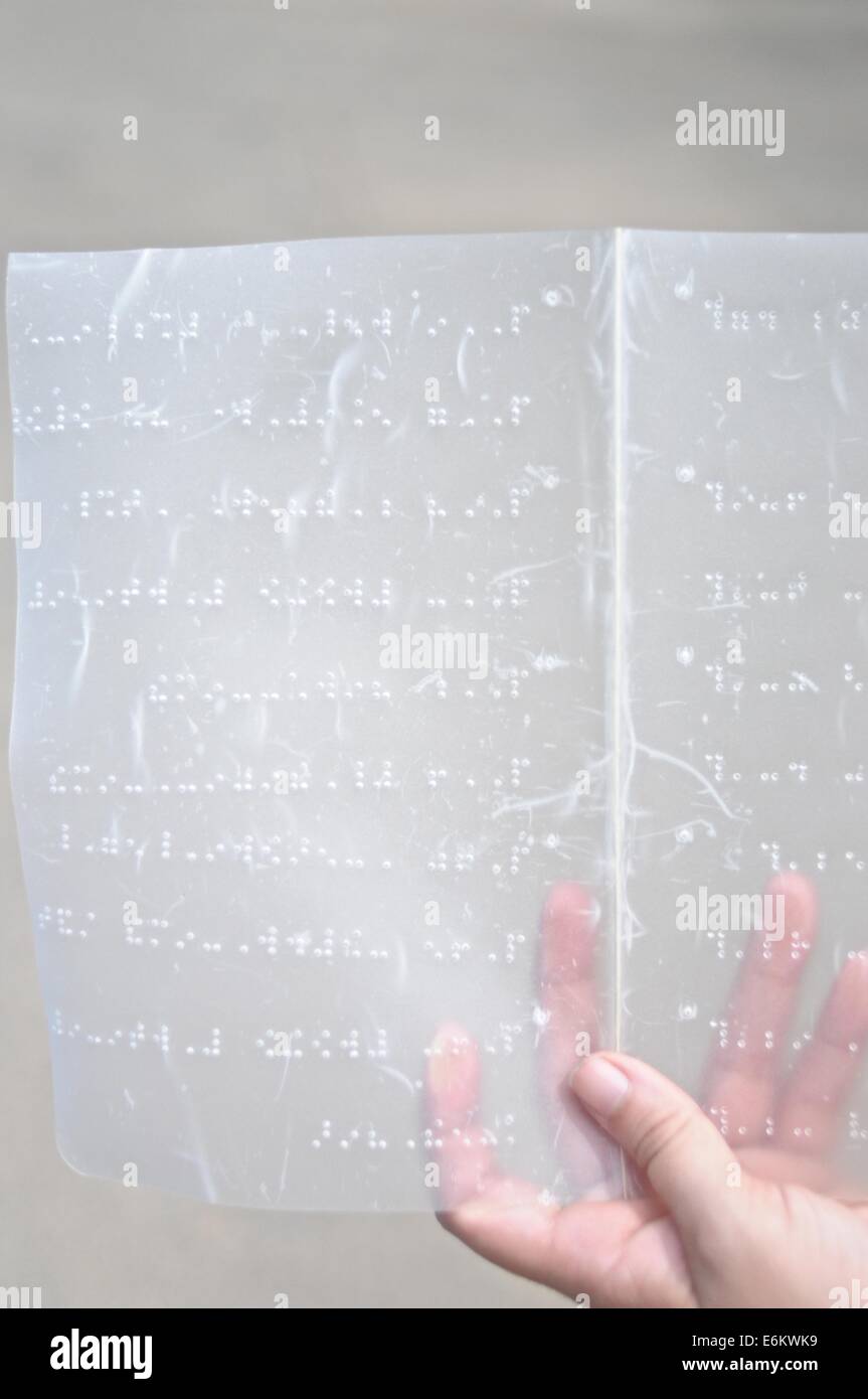 Donne cieche in possesso di una pagina scritta in Braille Foto Stock