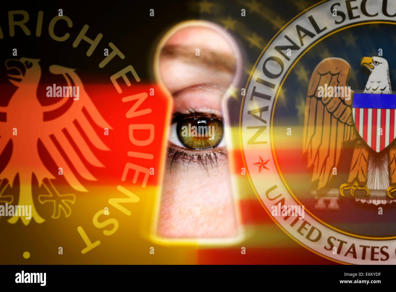 Auge blickt durch ein Schlüsselloch und simboli von BND und NSA, Spionageaffäre Foto Stock