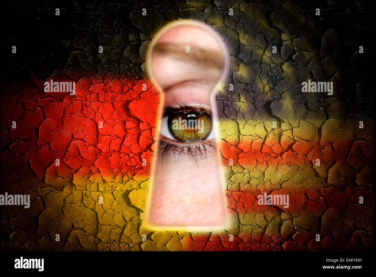 Auge blickt durch ein Schlüsselloch und Nationalfarben von Deutschland und den USA, Spionageaffäre Foto Stock