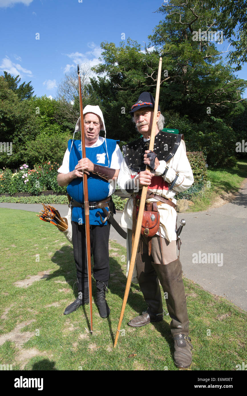 La freccia di uomini durante il Tudor vivere rievocazione storica presso il castello di Hever Castle e giardini, vicino a Edenbridge, Kent, England, Regno Unito Foto Stock