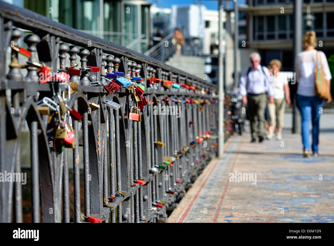 Liebesschlösser an der Wilhelminenbrücke ad Amburgo, Deutschland, Europa Foto Stock