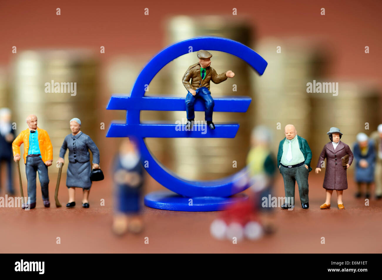 Eurozeichen und Miniaturfiguren von Senioren, Symbolfoto Rente Foto Stock