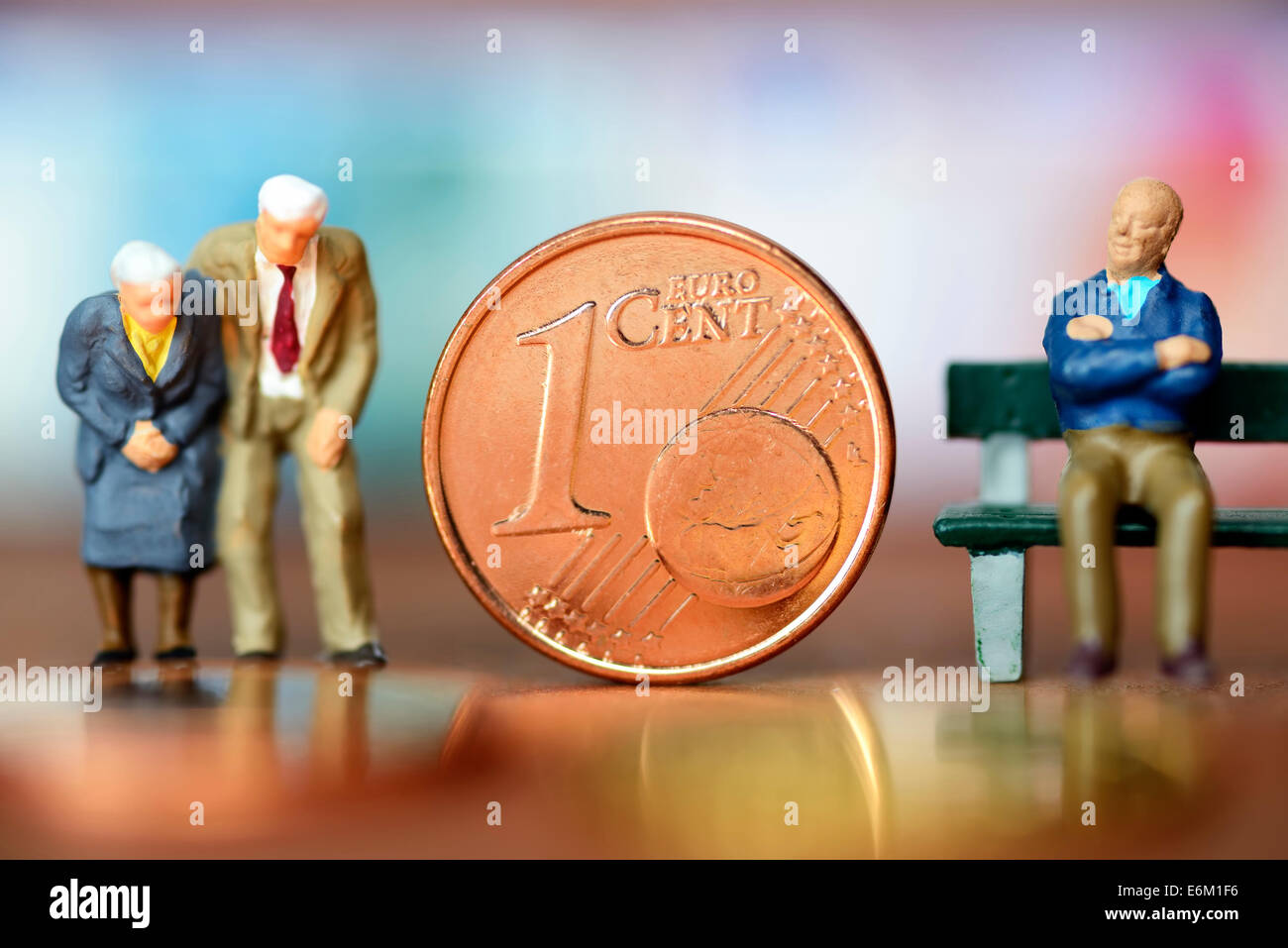 Miniaturfiguren von Senioren und Centmünze, Symbolfoto Rente und Altersarmut Foto Stock