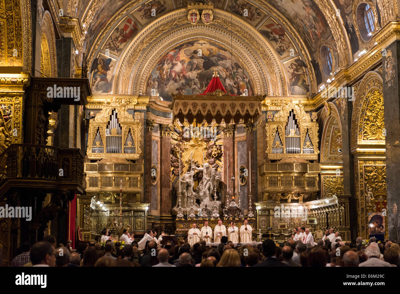 Mattia Preti soffitto a St. Johns Co. Cattedrale; Valletta; Malta; servizio in chiesa Foto Stock