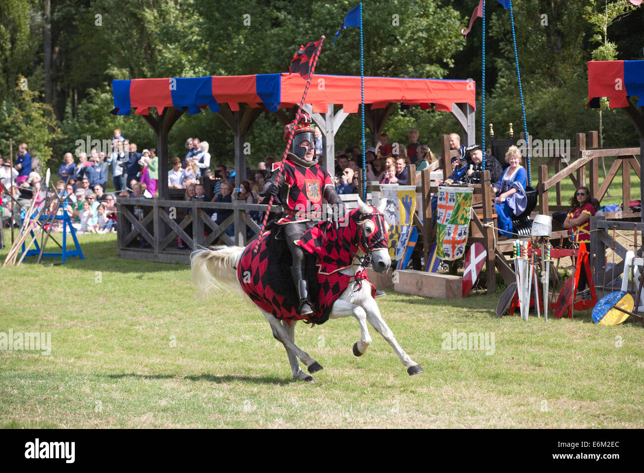 Giostra medievale del torneo al castello di Hever e giardini, vicino a Edenbridge, Kent, England, Regno Unito Foto Stock