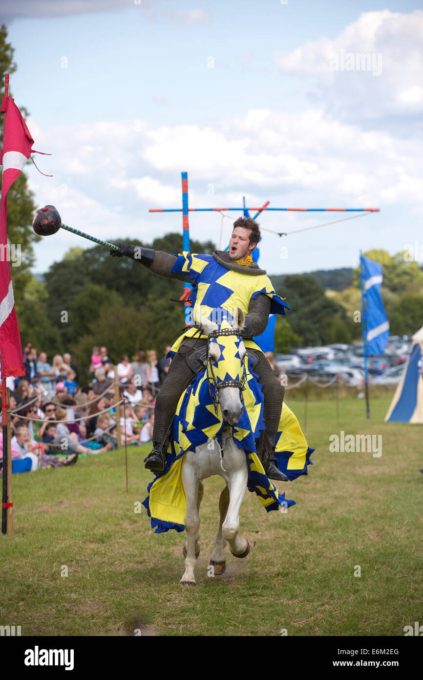 Giostra medievale torneo, il castello di Hever Castle e giardini, vicino a Edenbridge, Kent, England, Regno Unito Foto Stock