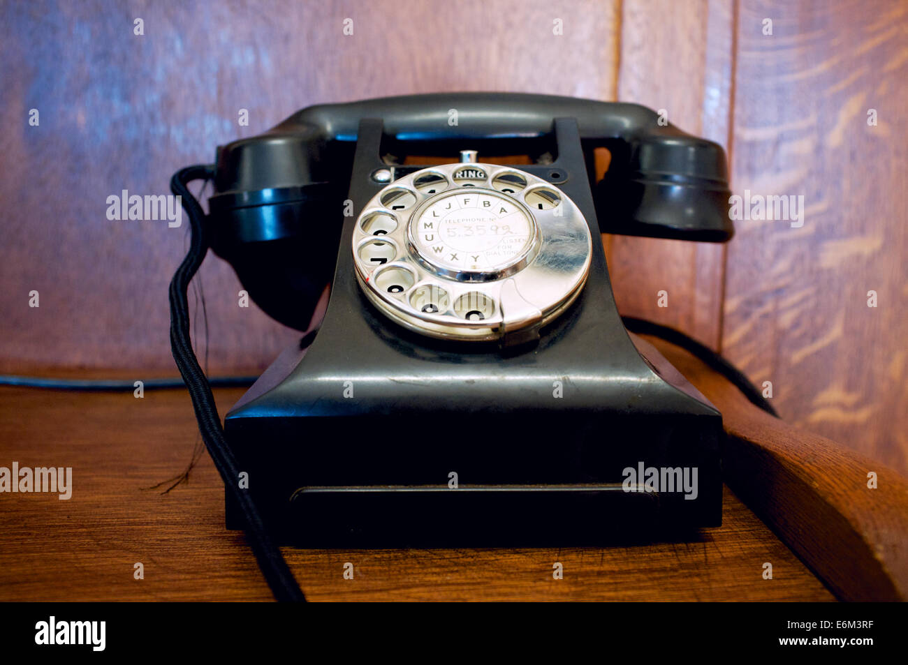 Un vecchio telefono in bachelite nell'ufficio postale a Kalamunda in Western Australia. Foto Stock