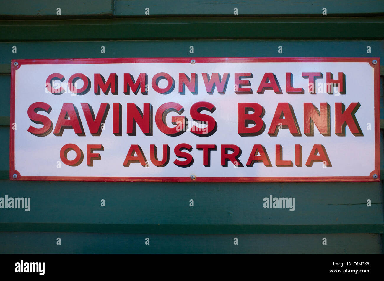 Vecchio rosso e bianco 'Risparmio del Commonwealth Bank of Australia " segno sul display alla storia di Kalamunda Village. Foto Stock