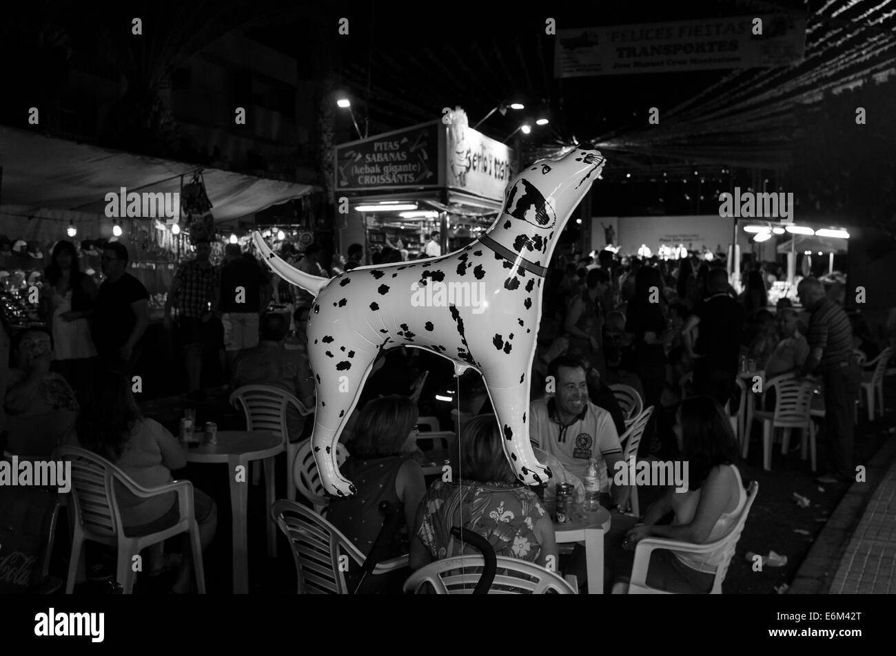 Palloncino elio conformata come un cane dalmata galleggianti al di sopra dei festaioli all'annuale di San Juan fiesta, Tenerife, Isole Canarie, Spagna. Foto Stock