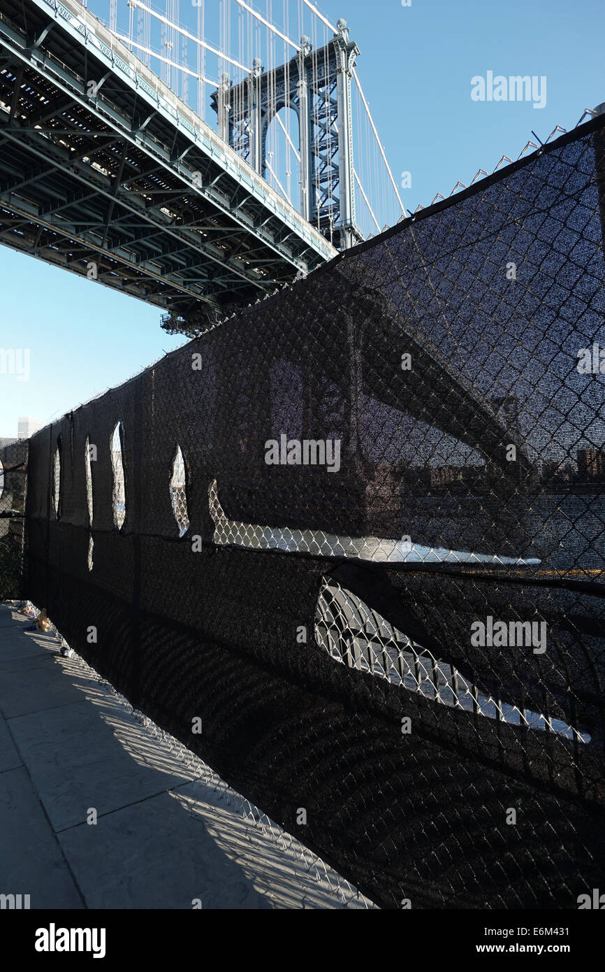 Brooklyn, New York DUMBO, vista di Manhattan Bridge, al di sotto del ponte, catena collegamento recinto in primo piano. Foto Stock