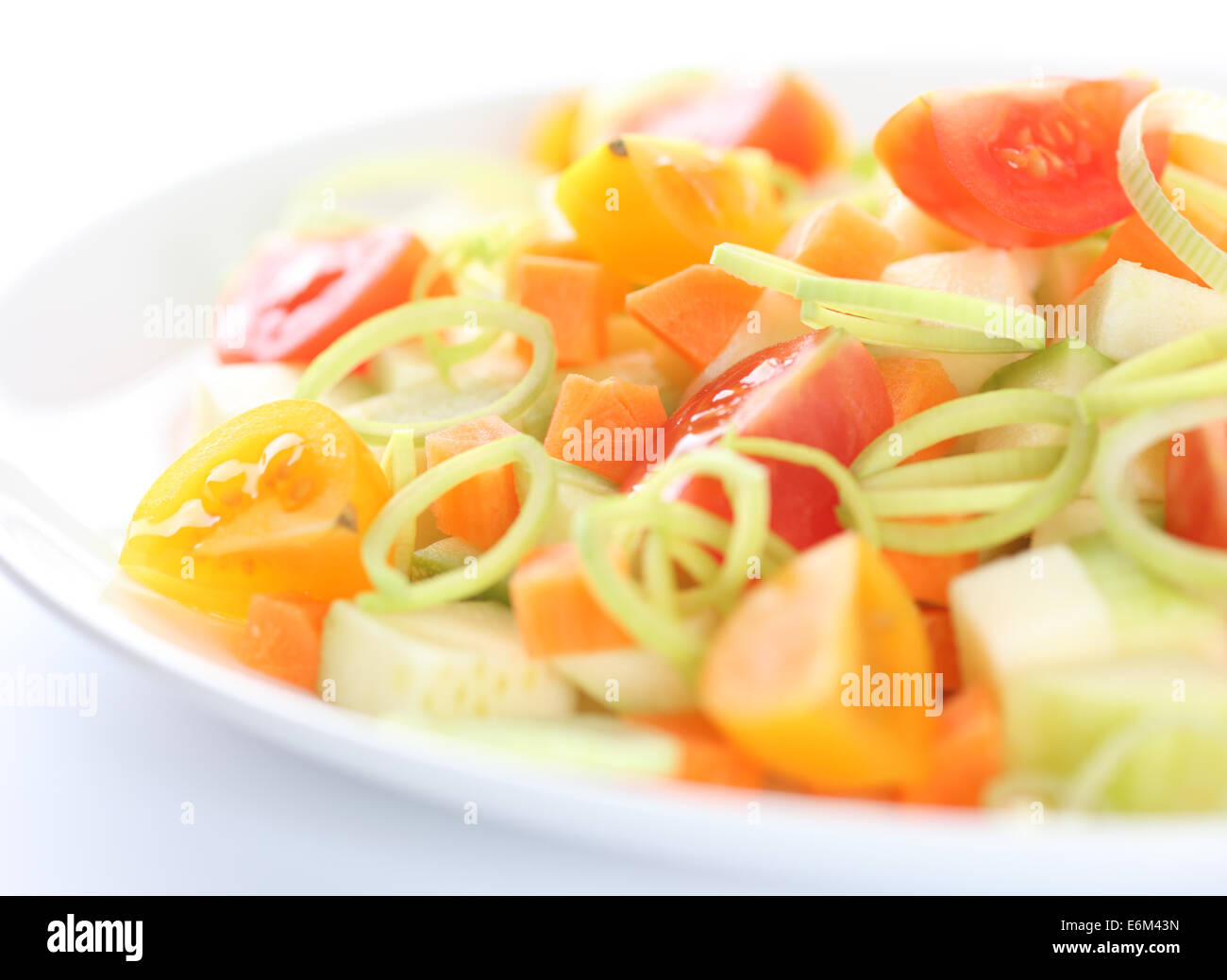 Luce insalata vegan. Ingredienti: campi da squash (midollo), carote, porri, gialli e rossi pomodori ciliegini. Foto Stock