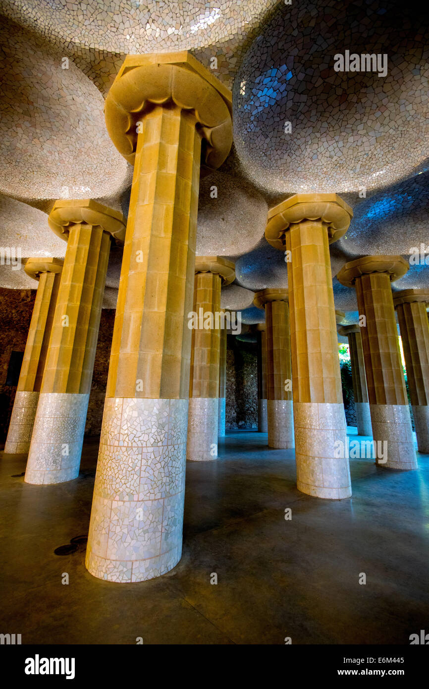 La sezione colonnato del Parco Guell, Barcellona Foto Stock