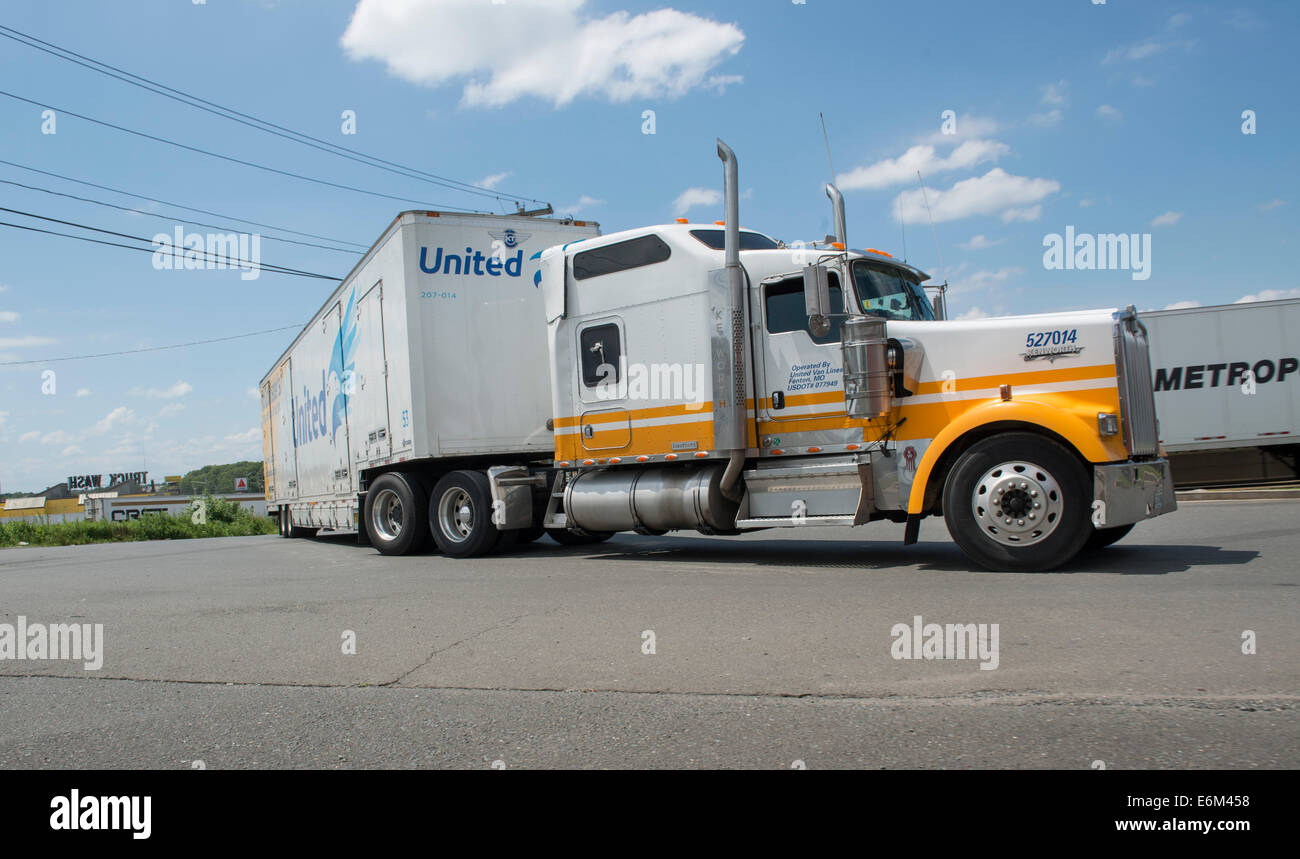 Regno Van Lines 18 wheeler del rimorchio del trattore al pilota di arresto del carrello in Milford, CT. Foto Stock