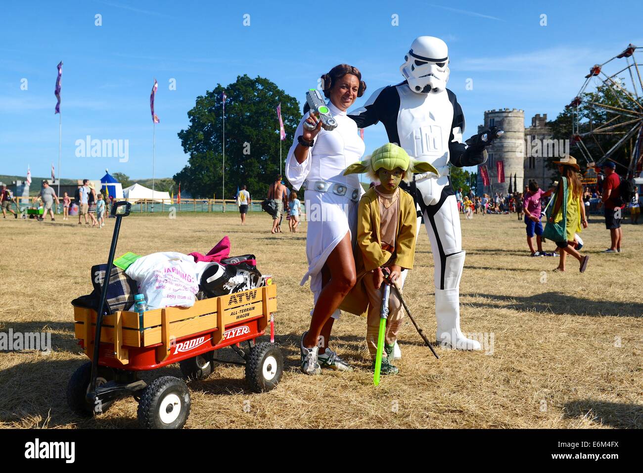 Famiglia in Star Wars fancy dress a Camp Bestival 2014 a Lulworth Castle Foto Stock