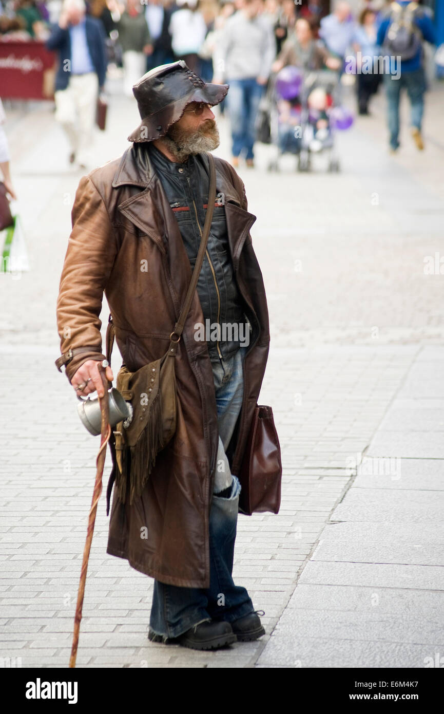 Uomo in viaggio per le strade di Galway, Irlanda Foto Stock