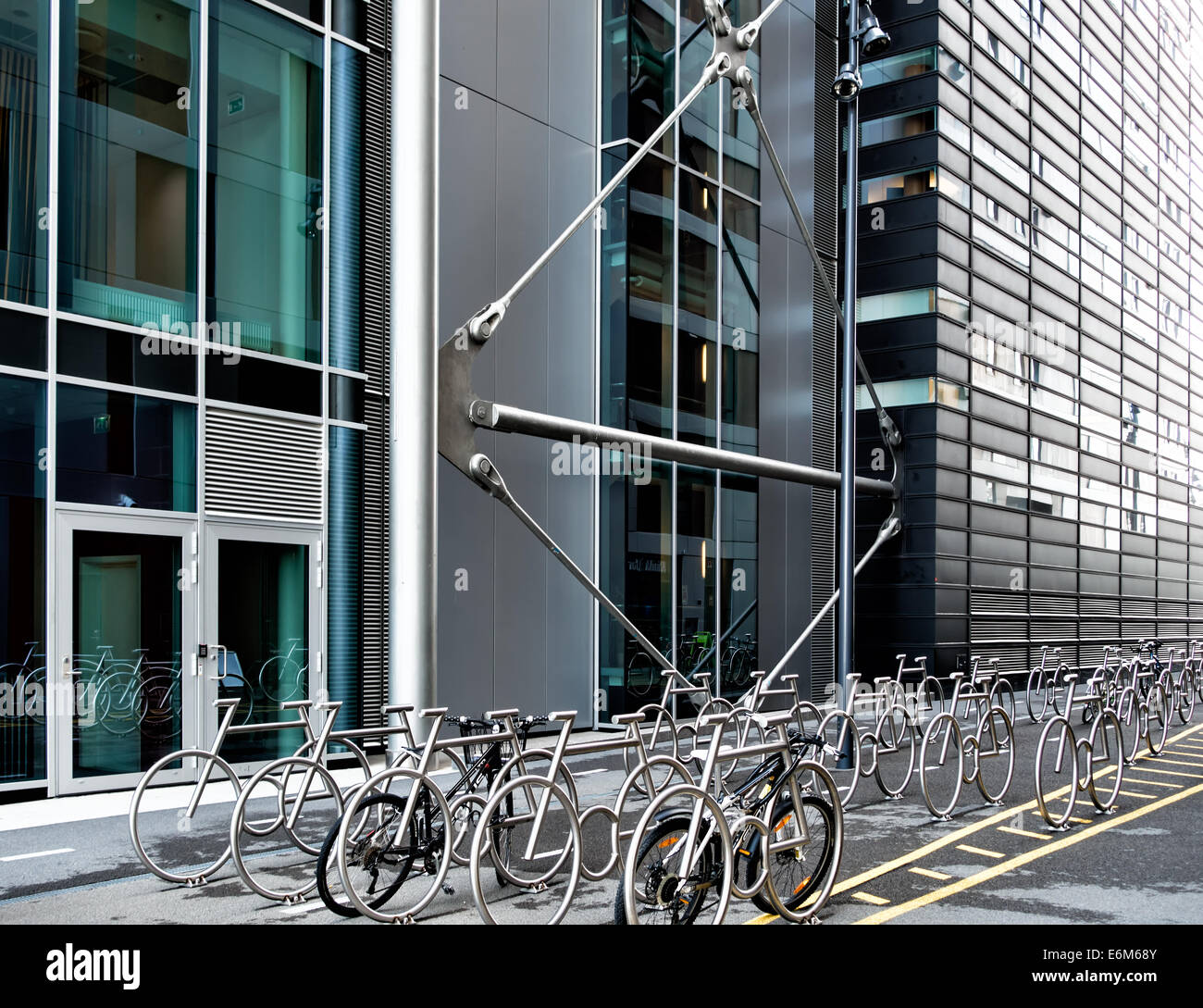 La moderna progettazione bike sorge in acciaio inossidabile Foto Stock