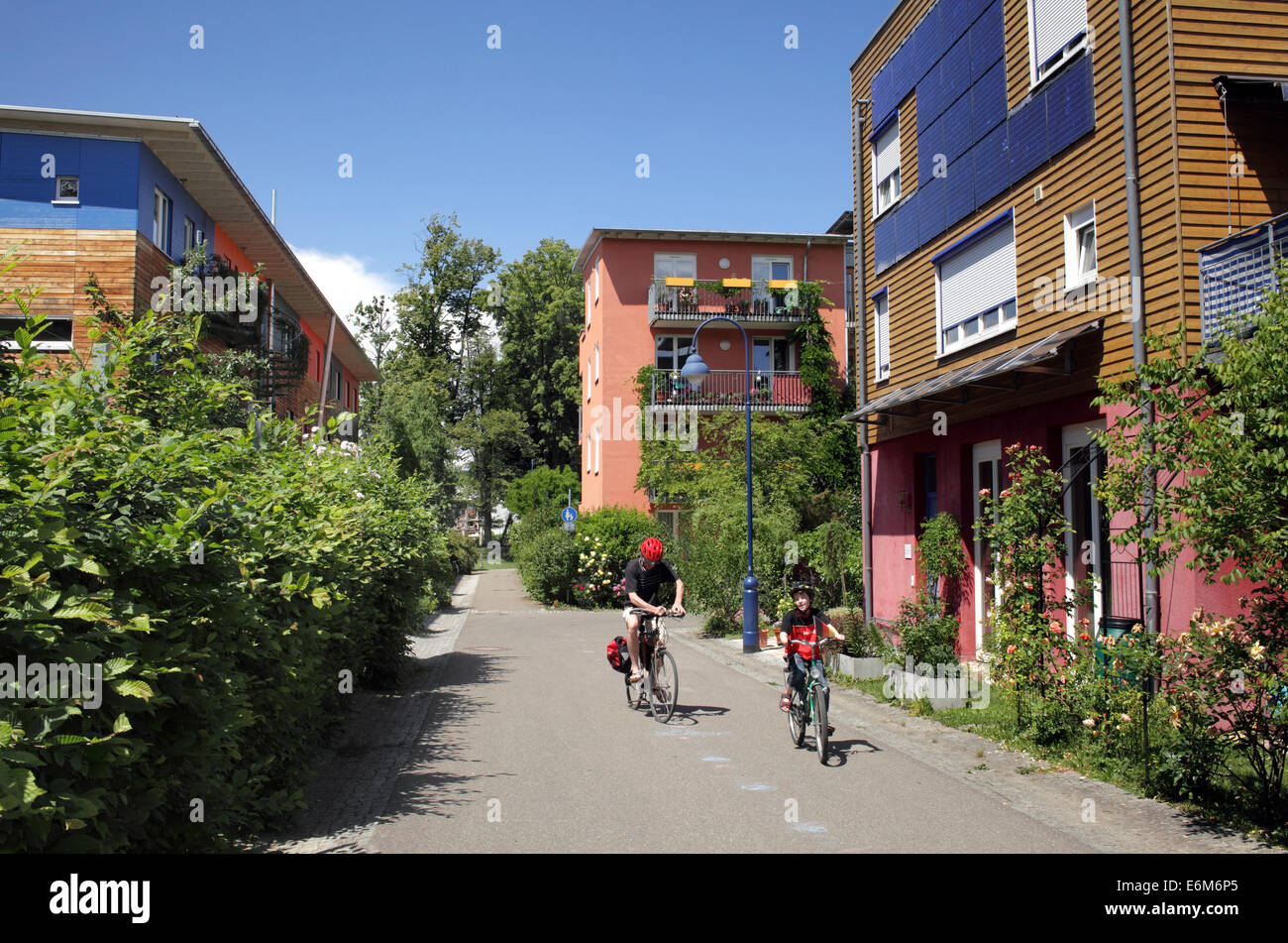 I ciclisti in gran parte senza auto borgo sostenibile di Vauban, Freiburg im Breisgau, Germania. Foto Stock