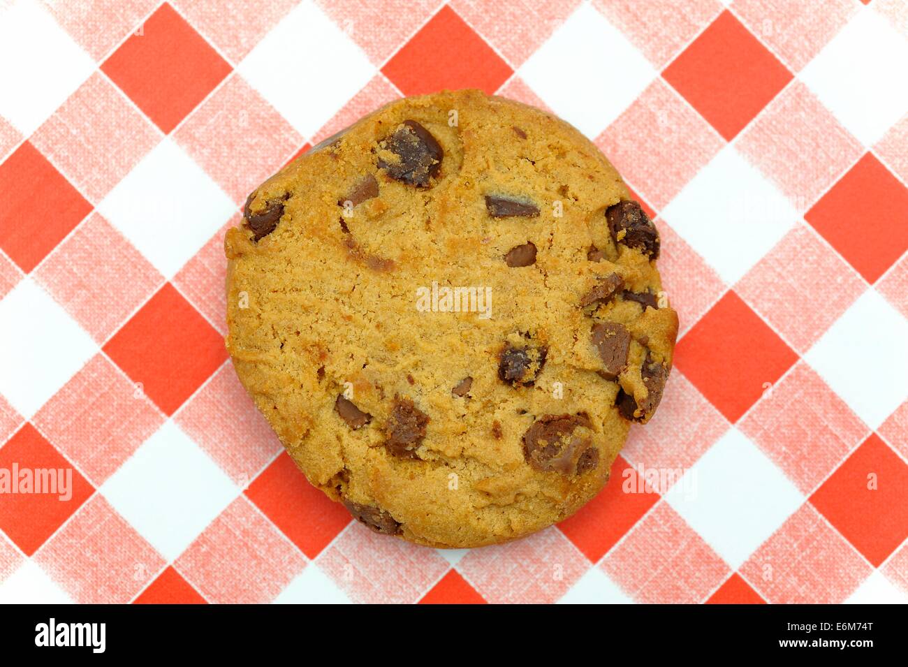 Grande e chunky Maryland e latte al cioccolato scuro chunk cookie Foto Stock