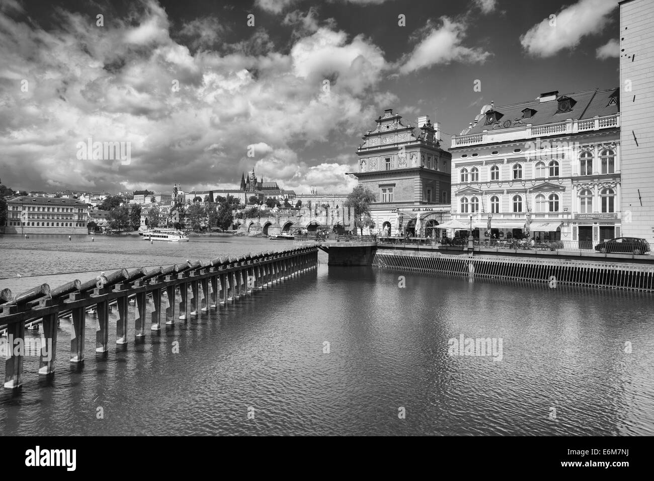 Praga-MARZO 25,2013:vista da isola Strelecky sul Novotny passerella accanto al Ponte di Carlo a Praga. Foto Stock