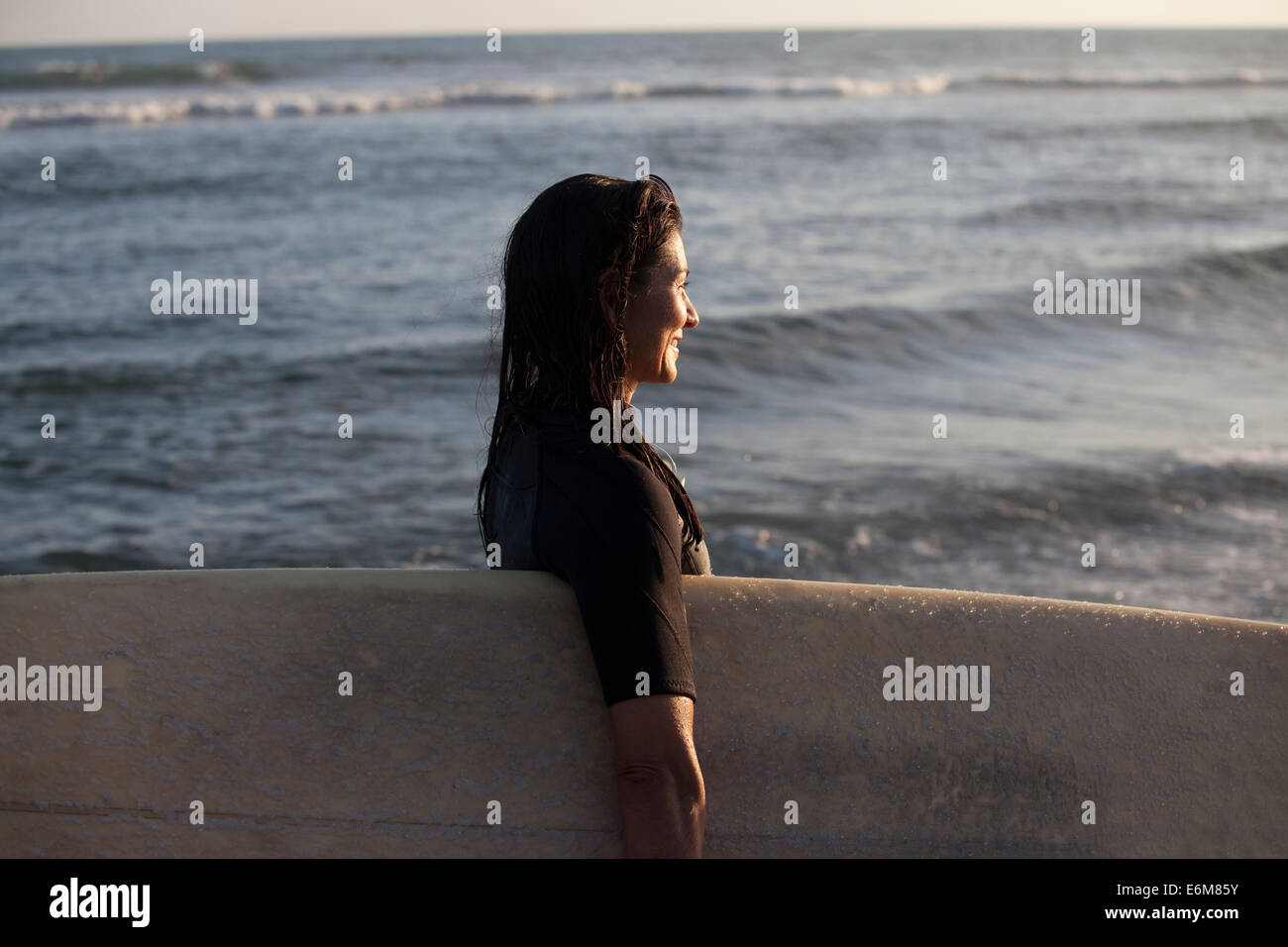 Donna che guarda al mare Foto Stock
