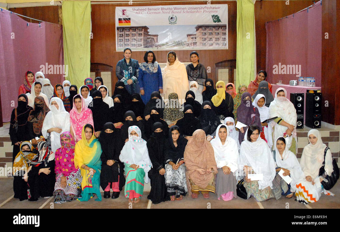 Il pakistan. 26 Ago, 2014. Shaheed Benazir Bhutto donne Università Vice Presidente, Razia Sultana in foto di gruppo con gli studenti durante la cerimonia del tedesco hanno bisogno di base del programma di borse di studio tenutasi a SBBWU locali a Peshawar Martedì, 26 agosto 2014. Credito: Asianet-Pakistan/Alamy Live News Foto Stock