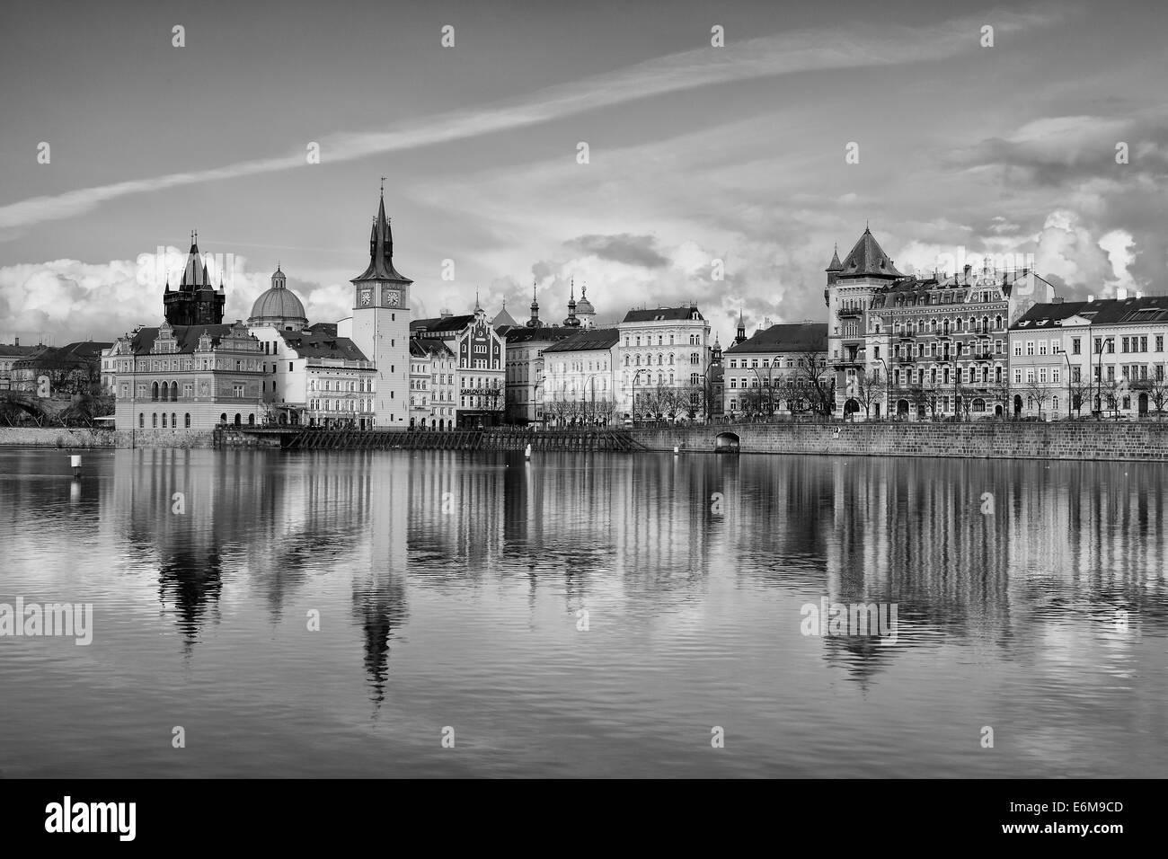 Vista da isola Strelecky sul Novotny passerella accanto al Ponte di Carlo a Praga. Foto Stock