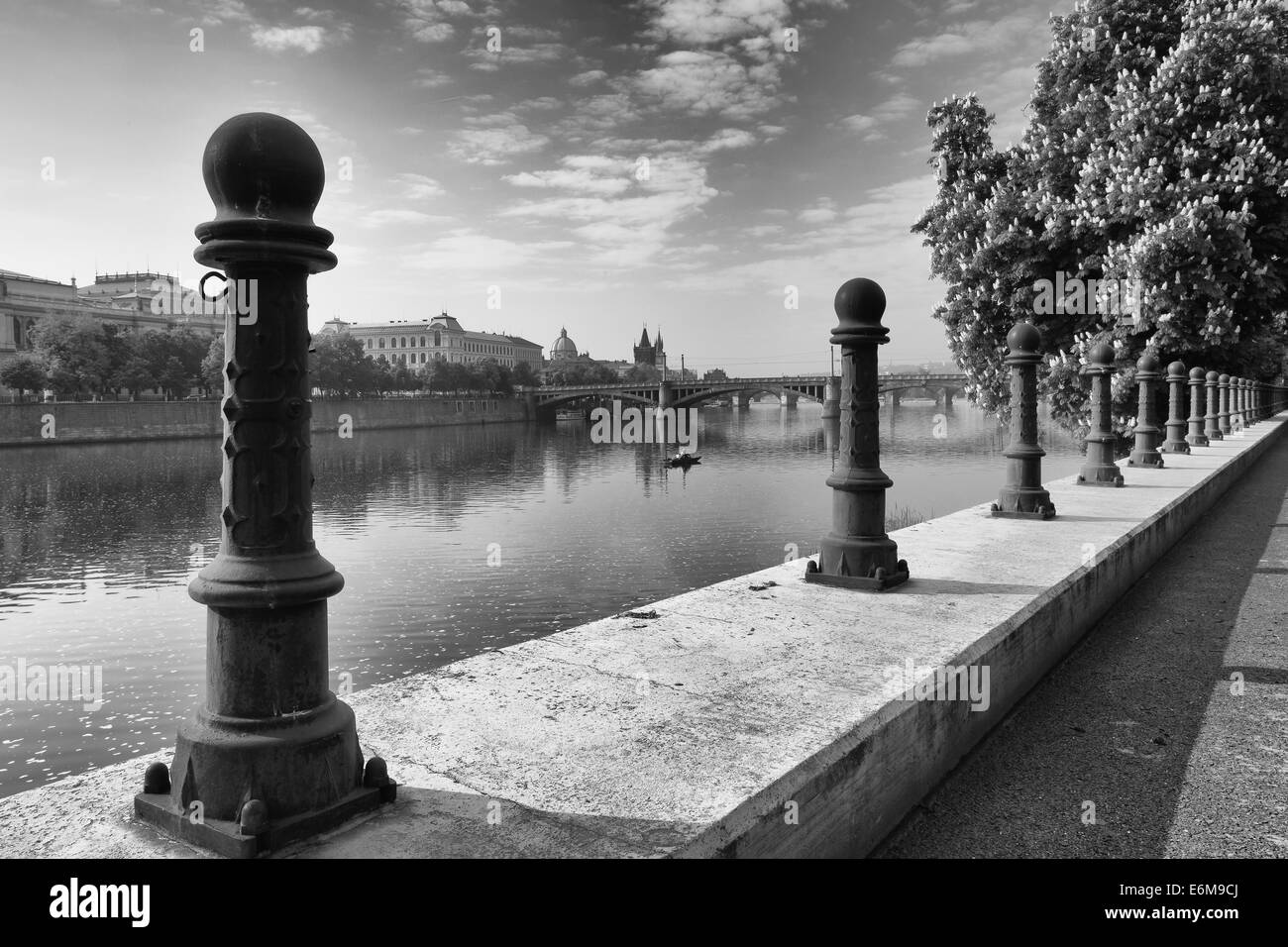 Vista della Città Vecchia di Praga dal fiume Moldava bank Foto Stock