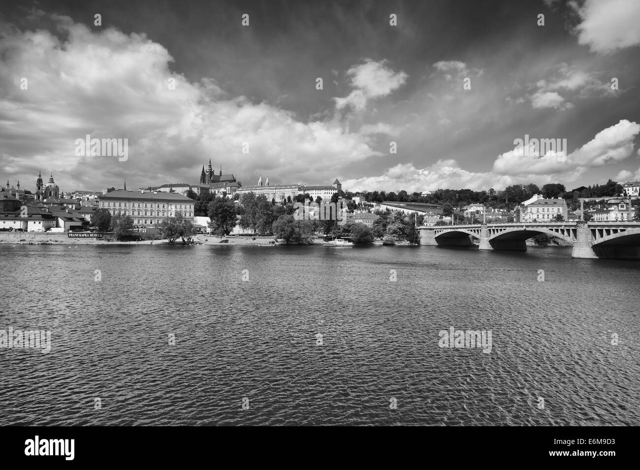 Vista su la primavera di Praga il castello gotico e la Città Vecchia, Repubblica Ceca Foto Stock