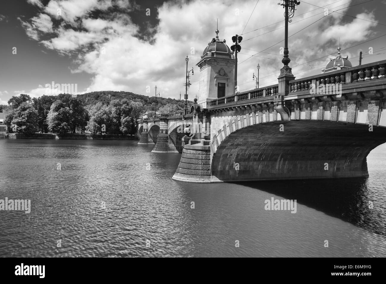 Il famoso Ponte di legioni vicino al Teatro Nazionale di Praga Foto Stock