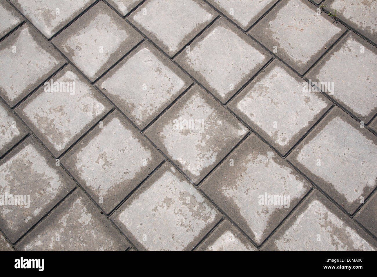 Semi essiccati piastrelle grigie di pavimentazione in calcestruzzo Foto Stock