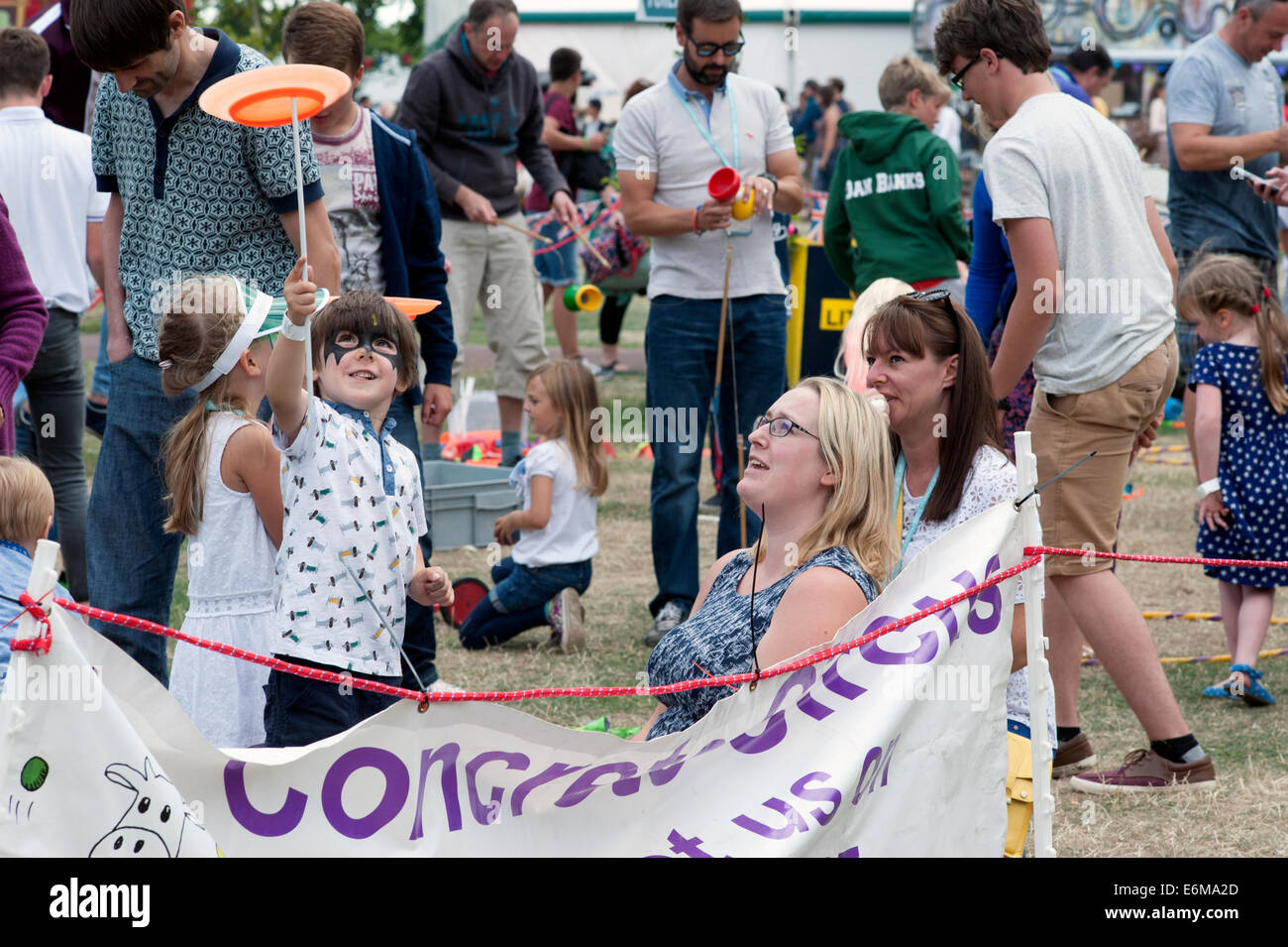 I bambini godono di piastra spinning presso il festival di vittoriosa 2014 southsea England Regno Unito Foto Stock