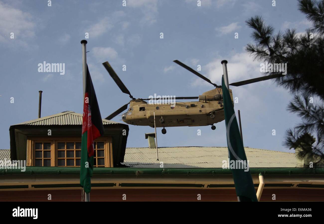 A Kabul, Afghanistan. 26 Ago, 2014. Un elicottero sorvola durante un cambio del comando cerimonia presso il quartier generale di ISAF a Kabul, in Afghanistan, il 26 agosto 2014. Stati Uniti Marine Corps Generale Joseph F. Dunford, Jr. martedì consegnato il comando degli Stati Uniti e le forze della NATO di stanza in Afghanistan al suo successore U.S. Esercito il Generale James F. Campbell. Campbell. Credito: Xinhua/Alamy Live News Foto Stock