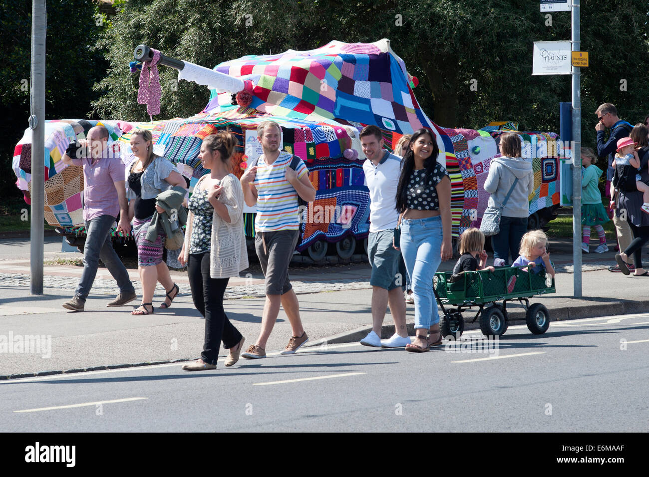 La folla che arrivano sul posto presso il festival di vittoriosa 2014 southsea England Regno Unito Foto Stock