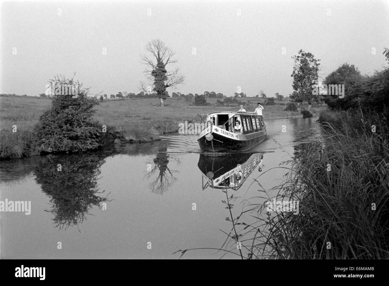 Un canale di crociera chiatta sull'acqua vicino willoughby warwickshire engalnd regno unito Foto Stock