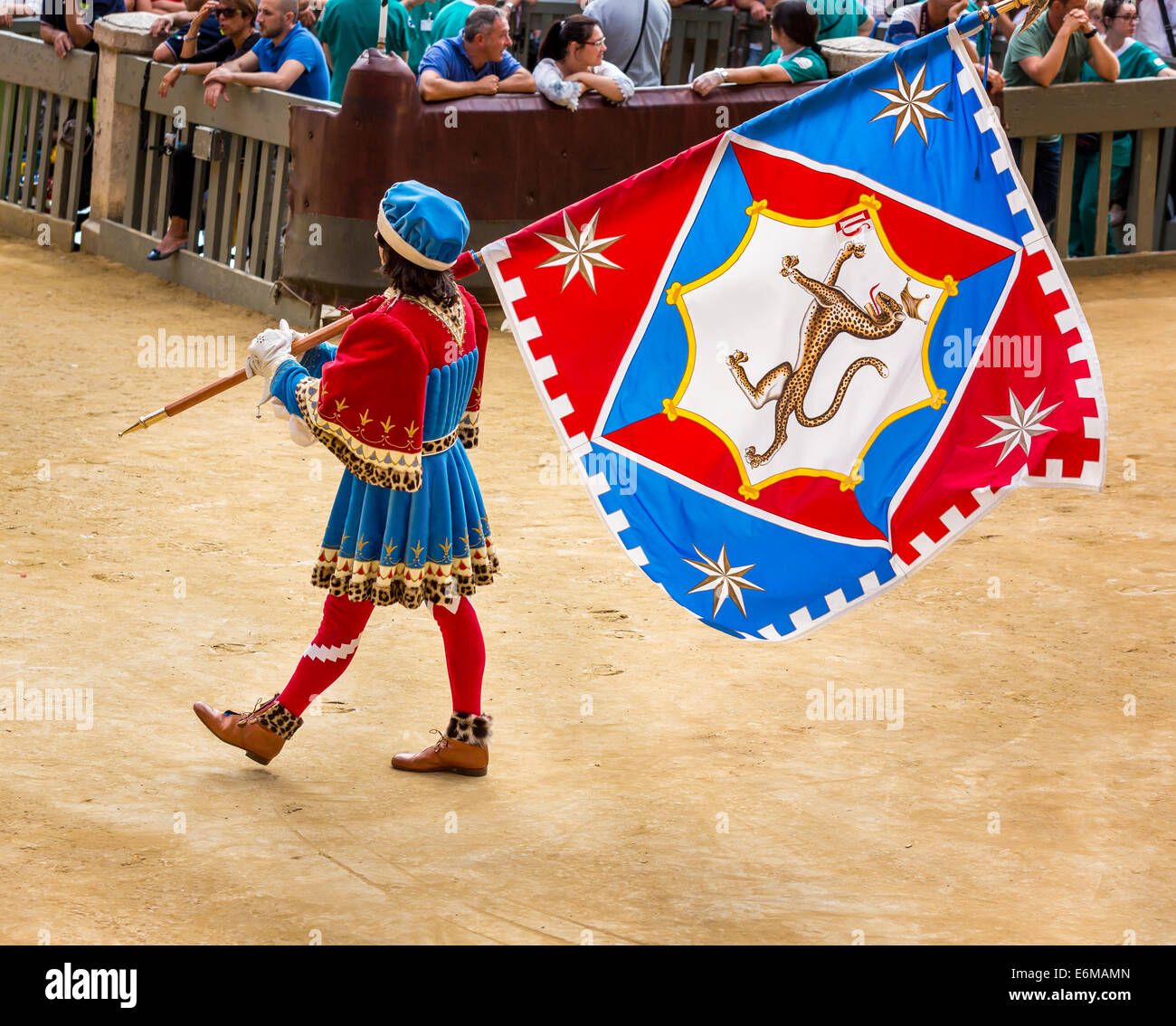 Uomo che porta una bandiera dalla Pantheress contrade, il corteo storico prima del Palio di Siena corsa di cavalli, Siena, Toscana, Italia Foto Stock