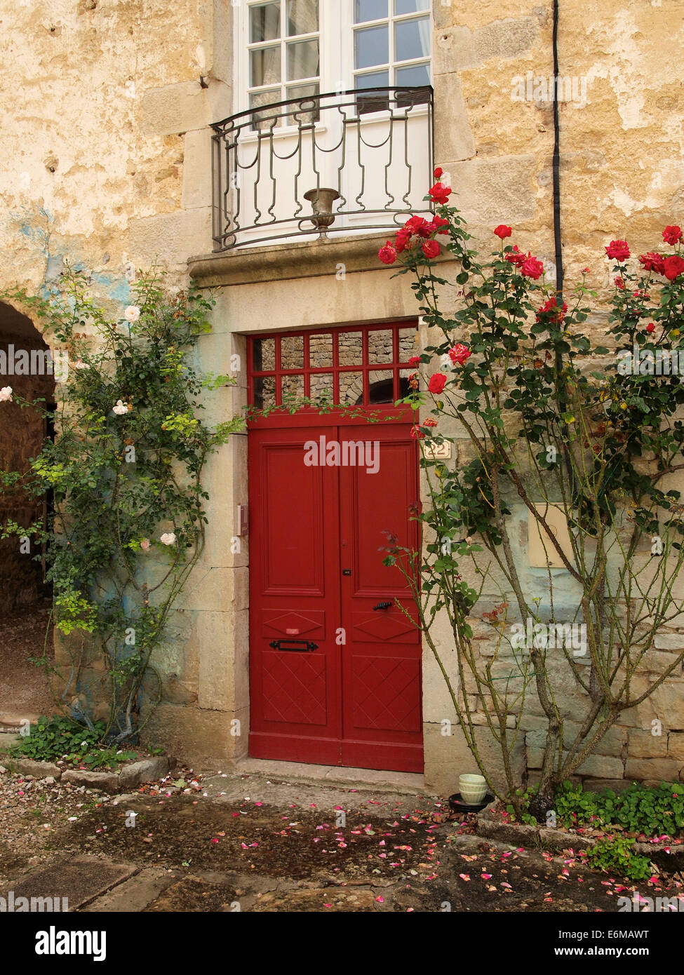 Porta Rossa in Baume les Messieurs, considerato uno dei più bei villaggi di Francia. Regione del Giura. Foto Stock