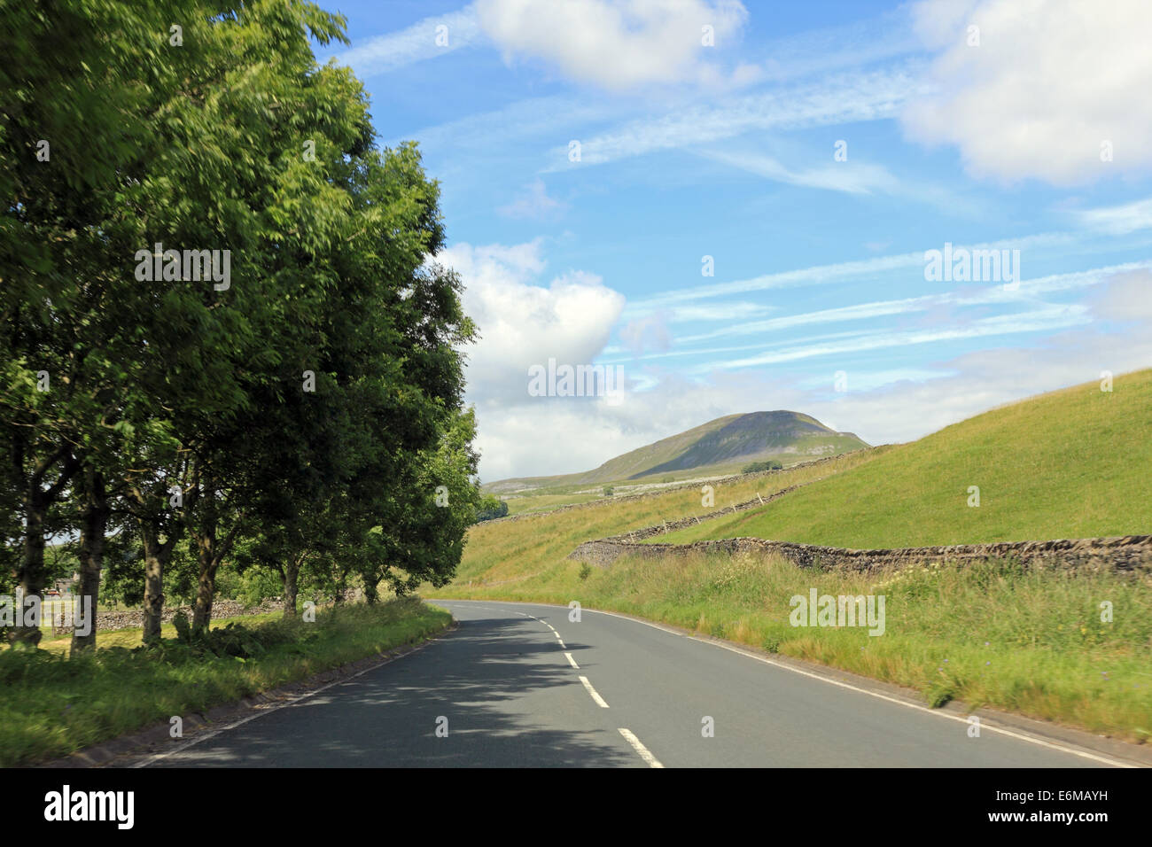 Strada aperta nel Yorkshire Dales, Inghilterra, Regno Unito. Foto Stock