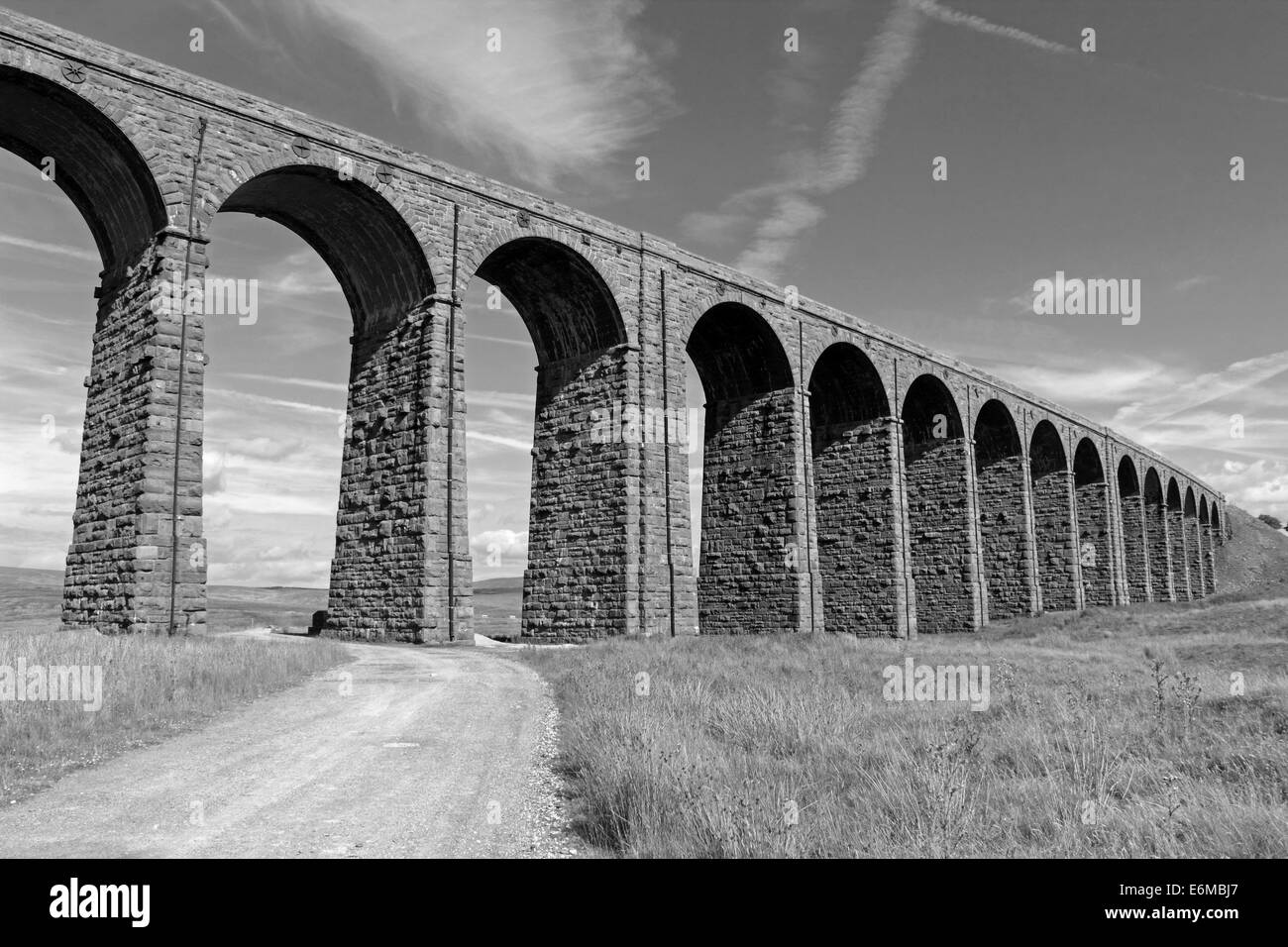 Il Viadotto Ribblehead porta la ferrovia Settle-Carlisle attraverso il fiume Ribble a Ribblehead, North Yorkshire, Inghilterra. Foto Stock